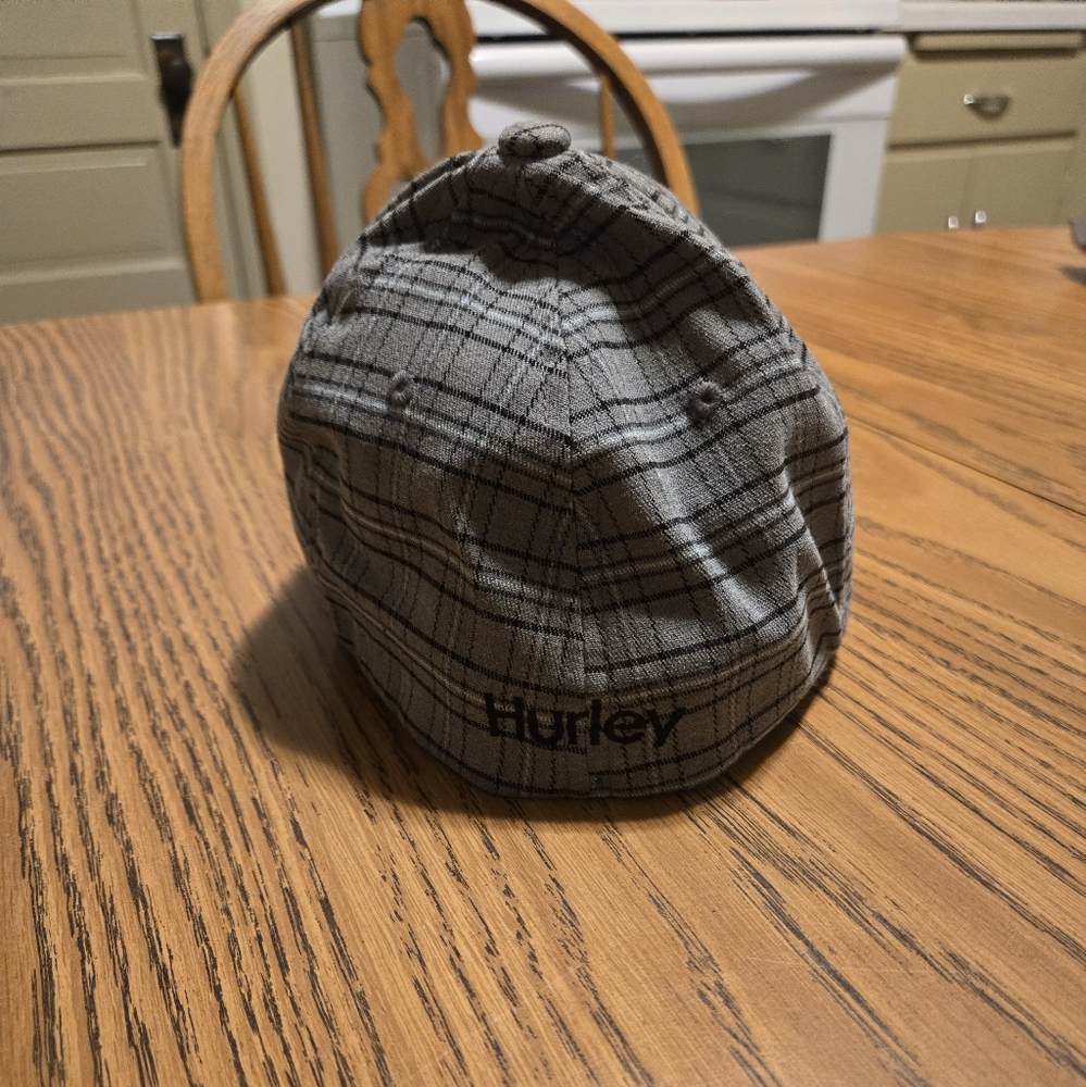 Men's Hurley FlexFit grey, black, & blue striped plaid hat in great condition - Picture 4 of 6